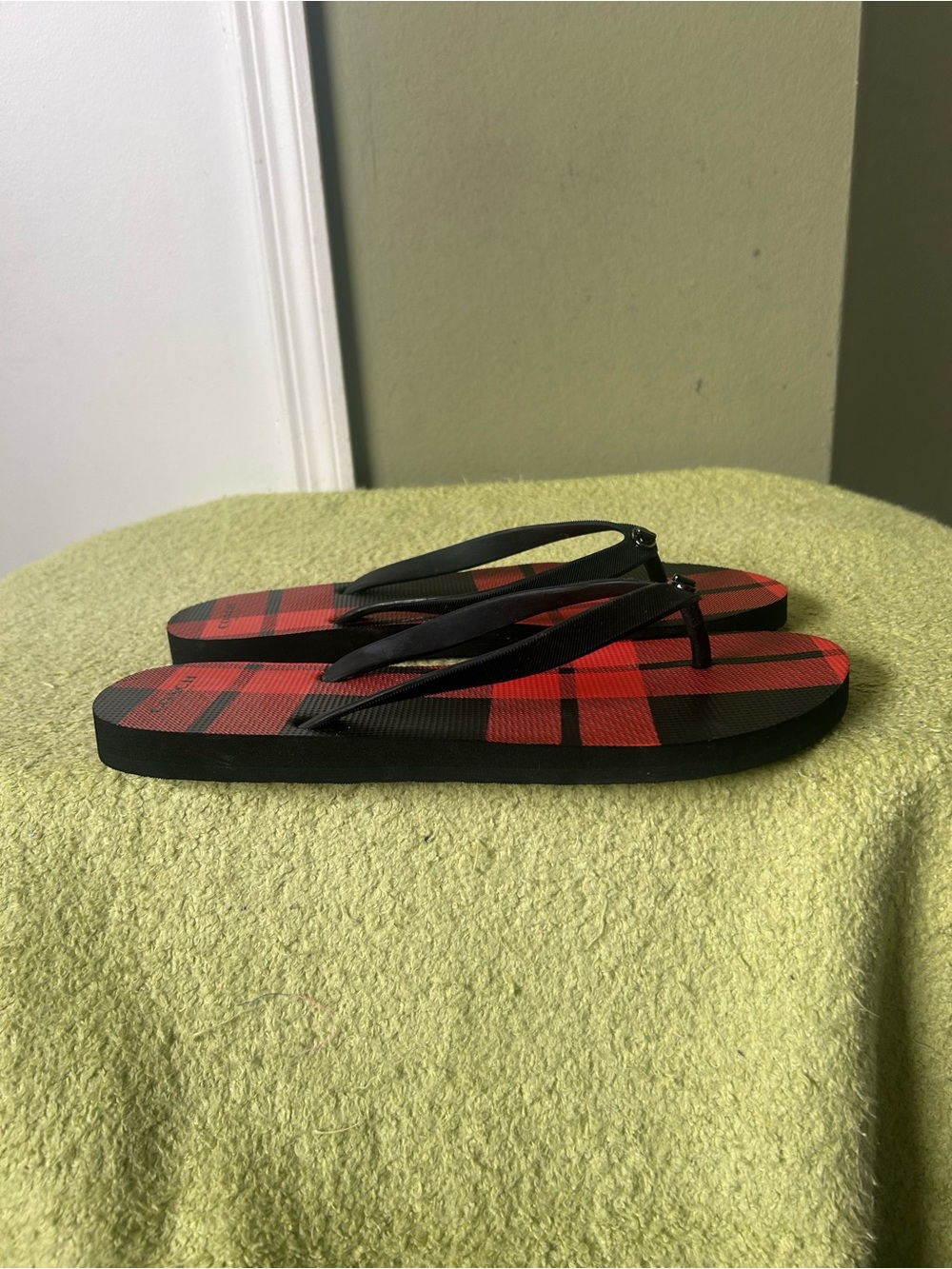 NWOT Coach Alyssa Women’s Black Red Pattern Flip Flops Slide Sandal Sz 11 - Picture 3 of 11